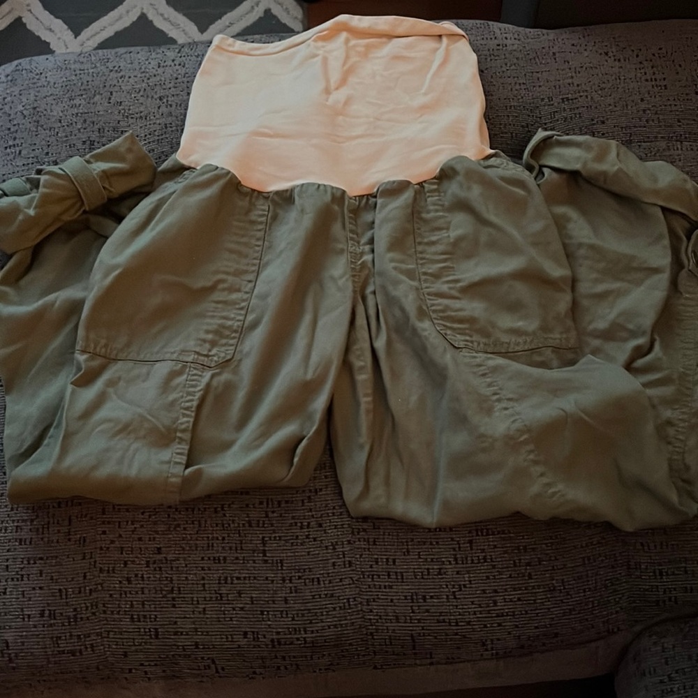 Lightweight maternity cargo capris
